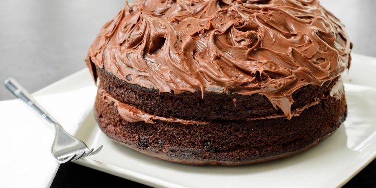 Bolo de chocolate simples com cobertura cremosa irresistível