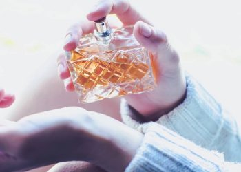 O que significa não conseguir sair de casa sem perfume, segundo estudos da psicologia?