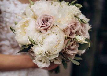 Poucos sabem: por que as noivas carregam buquês de flores?