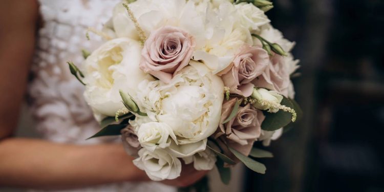 Entre tantas tradições do casamento, poucas chamam tanta atenção quanto o buquê - Créditos: depositphotos.com / Tetianaa
