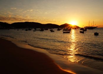8 praias tranquilas para passar o ano novo 2026 em locais isolados