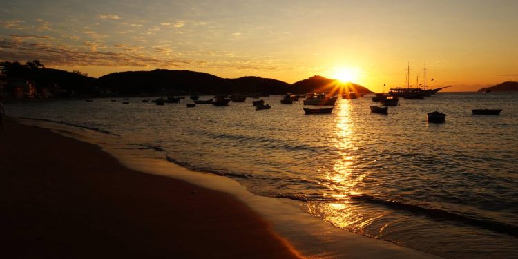 8 praias tranquilas para passar o ano novo 2026 em locais isolados