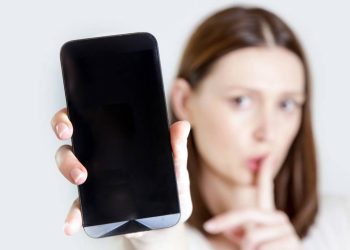 Celular no modo silencioso: o que isso revela sobre sua personalidade segundo a psicologia