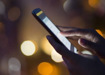 Por que alguns apps consomem mais bateria mesmo fechados no celular