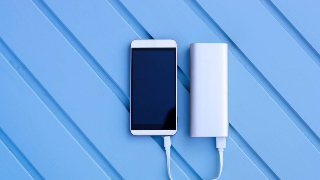 Por que ativar o modo avião ao carregar o celular faz diferença e como fazer da maneira correta
