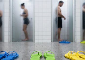 Tomar banho descalço ou de chinelo: qual é a opção mais segura para a saúde dos pés?