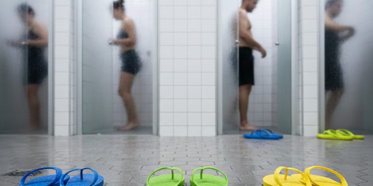 Tomar banho descalço ou de chinelo: qual é a opção mais segura para a saúde dos pés?