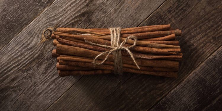 Mistura com canela viraliza como truque natural contra maus odores