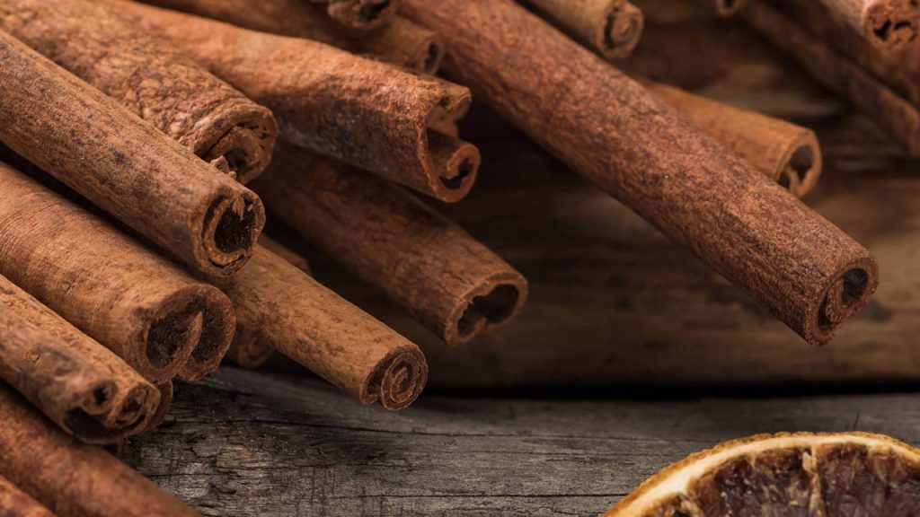 Mistura com canela viraliza como truque natural contra maus odores
