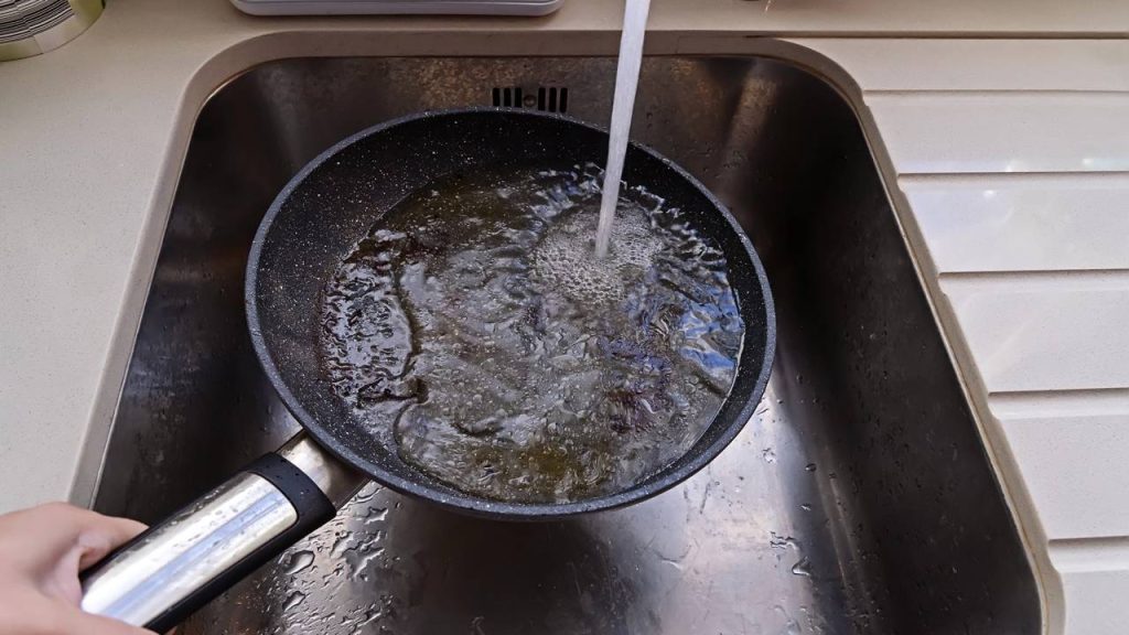 O truque mais rápido para desengordurar panelas em casa com gelo