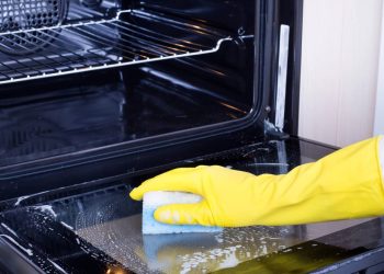 Os 3 passos simples para deixar o vidro do forno impecável com bicarbonato