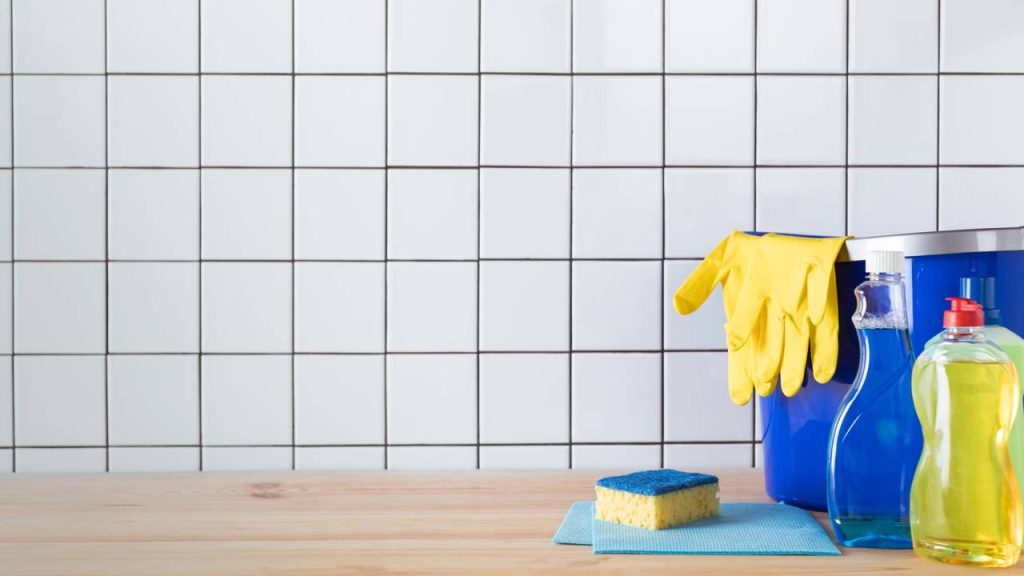 O segredo químico por trás dos produtos que eliminam manchas em segundos