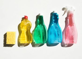O segredo químico por trás dos produtos que eliminam manchas em segundos