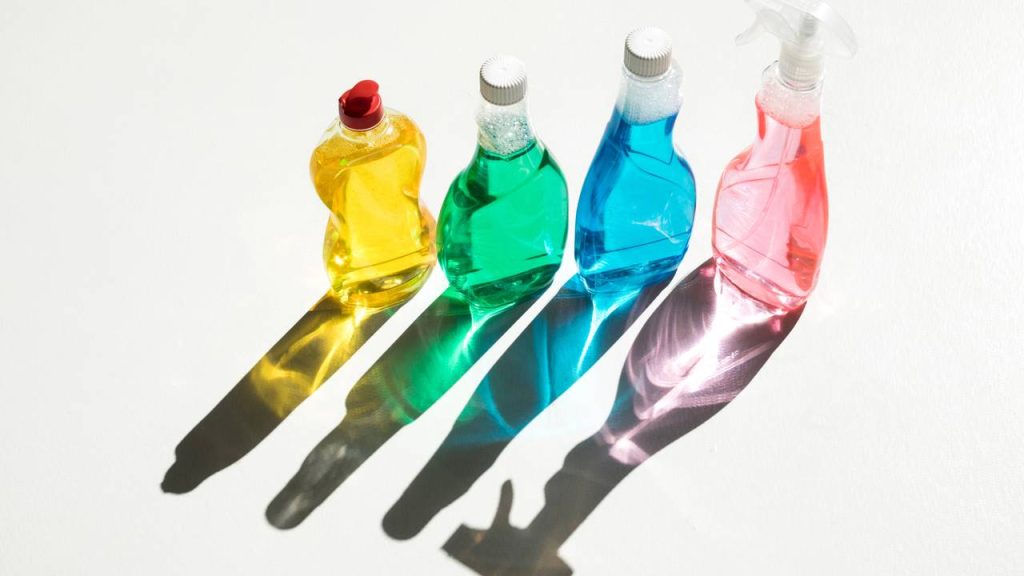 O segredo químico por trás dos produtos que eliminam manchas em segundos