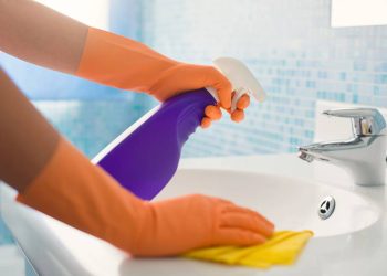 Solução caseira com casca de banana está viralizando como alternativa ecológica na limpeza
