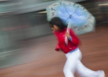 Você se molha mais andando ou correndo na chuva? A física explica