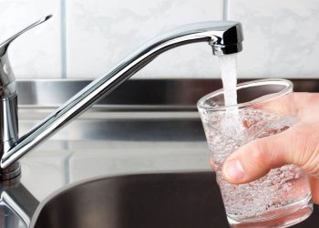 Como reduzir a conta de água com soluções simples e baratas no dia a dia