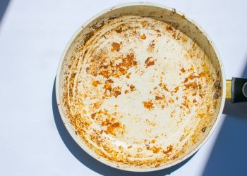 Truque com gelo remove gordura queimada sem precisar esfregar