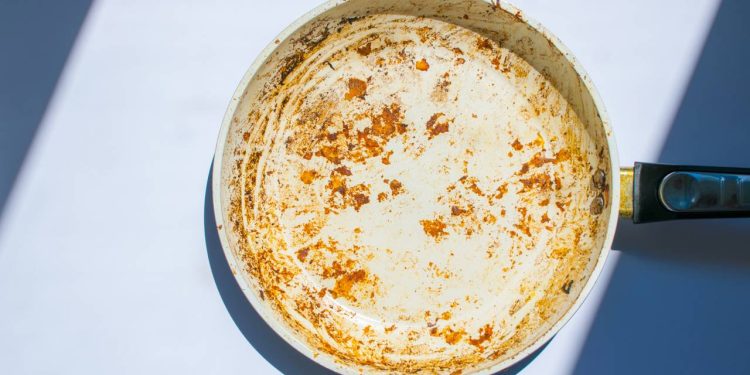 Truque com gelo remove gordura queimada sem precisar esfregar
