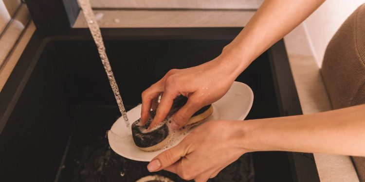 Por que misturar bicarbonato e detergente para a limpeza é recomendado e para que realmente serve