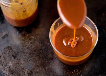 Doce de leite cremoso caseiro simples e do ponto perfeito