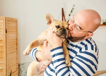 O hábito de falar com pets como humanos tem explicação na psicologia