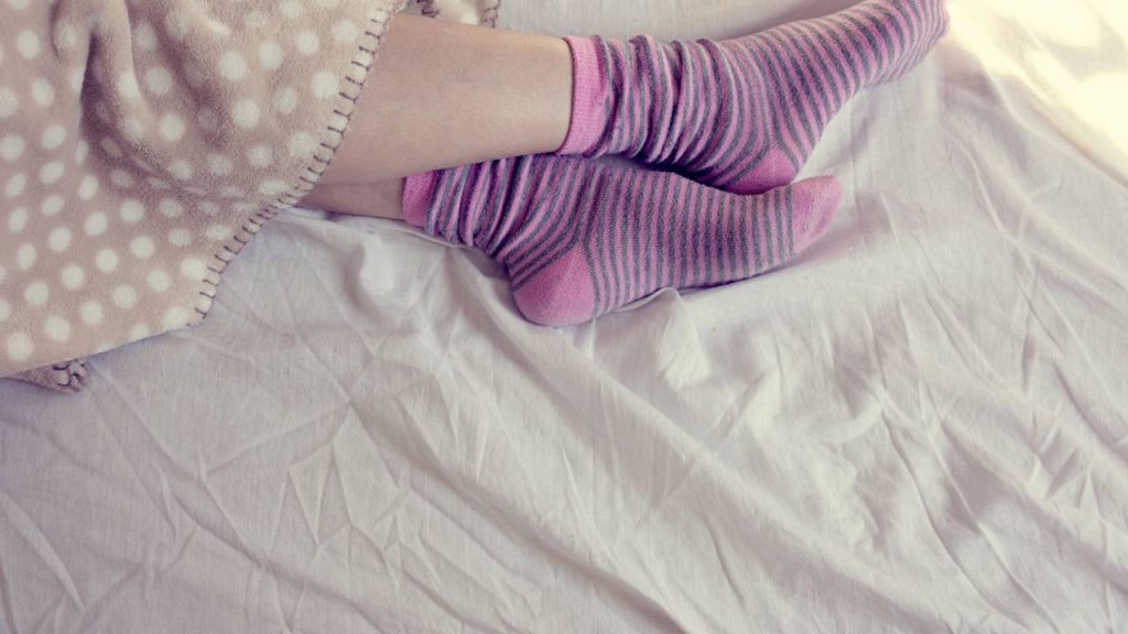 O que significa dormir com meias, segundo a psicologia?