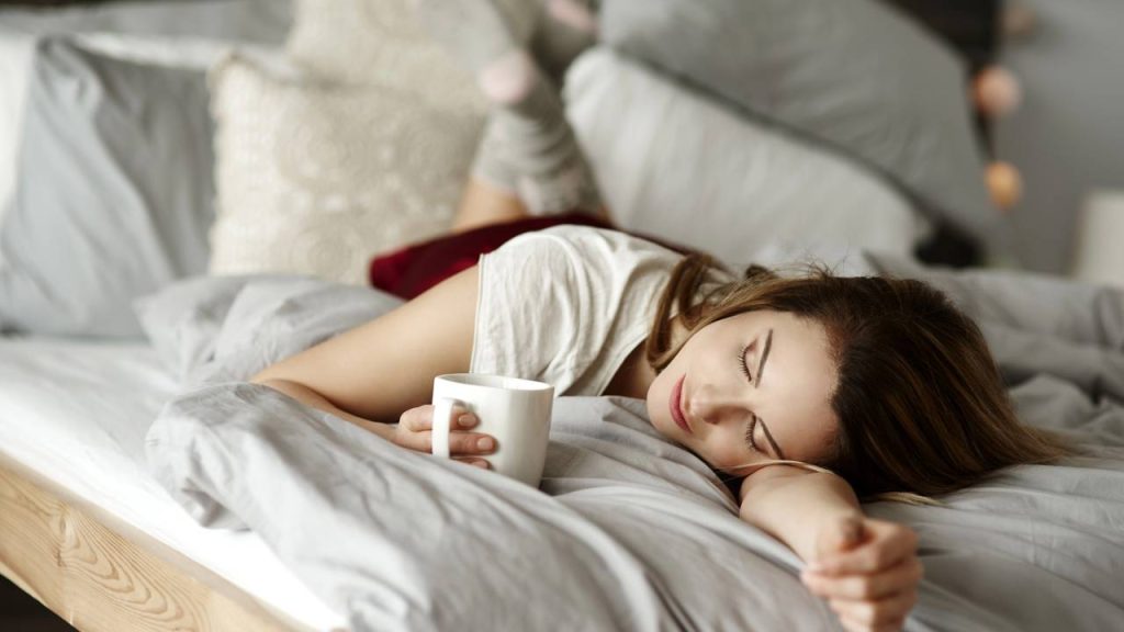 Dormir de bruços pode revelar traços emocionais, sinais de estresse e até riscos que passam despercebidos