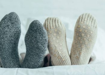 O que a psicologia diz sobre dormir com meias?