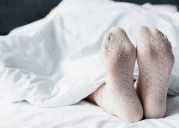 Se você só consegue dormir de meias, a psicologia tem uma explicação curiosa