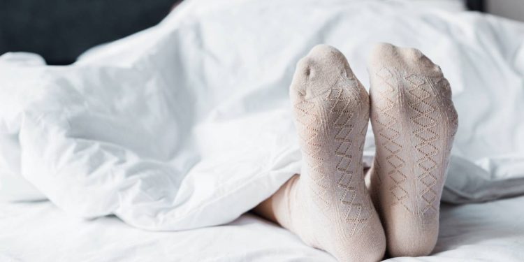 Se você só consegue dormir de meias, a psicologia tem uma explicação curiosa