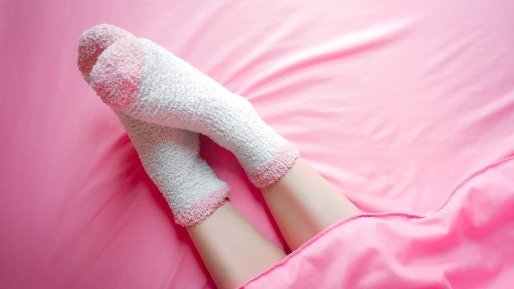 O que significa dormir com meias, segundo a psicologia?
