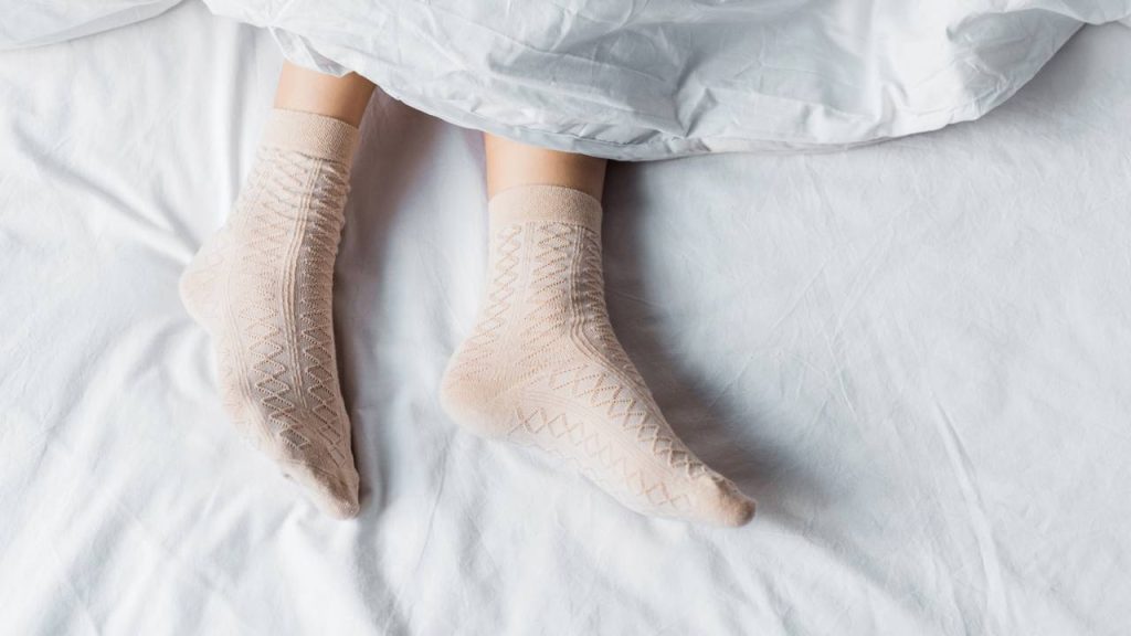 O que a psicologia diz sobre dormir com meias?