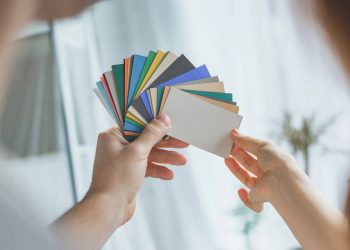 Esqueça o bege: conheça as cores tendência para pintar paredes em 2026 que são beleza e ousadia