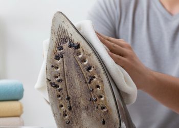 Limpeza fácil de ferro queimado com itens que você tem em casa