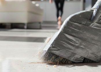 Colocar fita adesiva na vassoura: por que esse truque viralizou nas rotinas de limpeza?