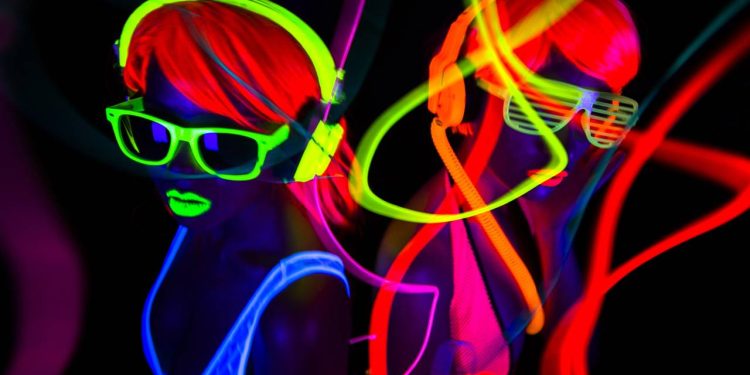 Poucos sabem: o que faz tintas e brinquedos acenderem sozinhos quando a luz apaga?