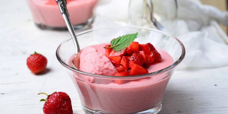 Sobremesa de morango rápida, barata e perfeita para o fim de semana