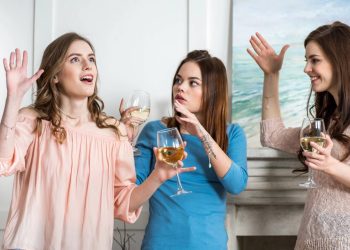 Gesticular demais revela um segredo sobre você que a psicologia explica