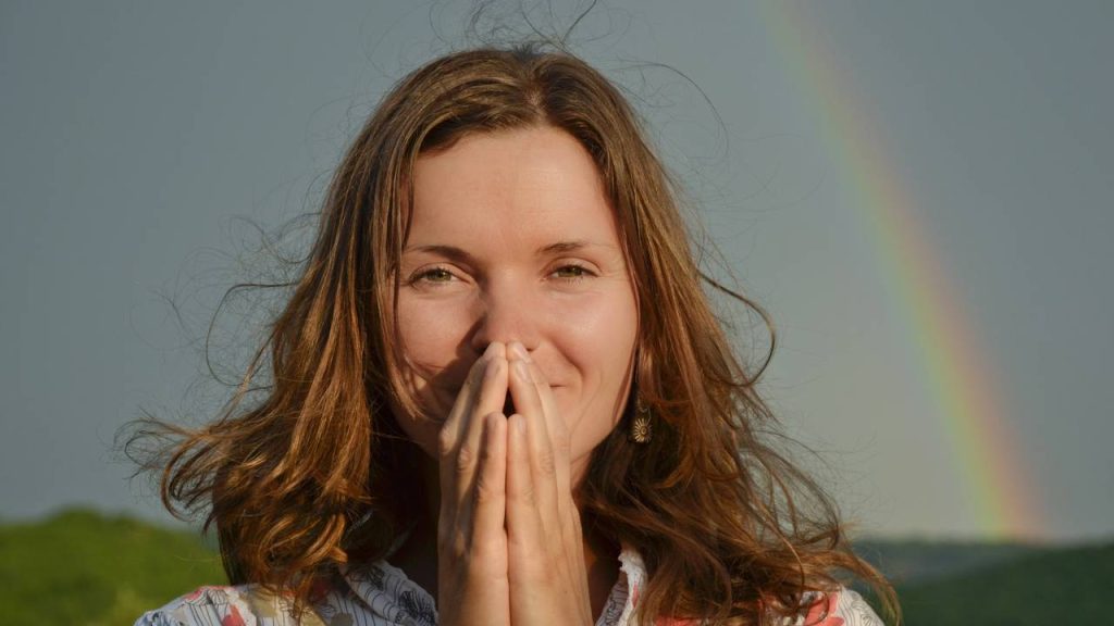 O hábito simples que a psicologia associa à felicidade duradoura e quase todo mundo ignora