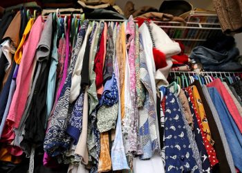 Guardar roupas velhas que não usa mais diz algo sobre você, segundo a psicologia