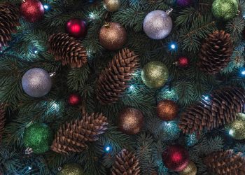 Como fazer uma guirlanda usando uma árvore de Natal antiga