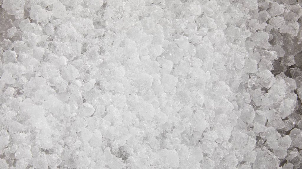 Truque com gelo remove gordura queimada sem precisar esfregar