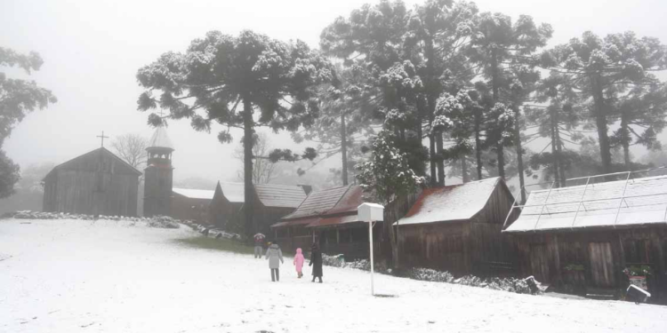 Caxias do Sul é famosa por registrar o fenômeno da neve durante invernos rigorosos // Créditos: Wikimedia Commons