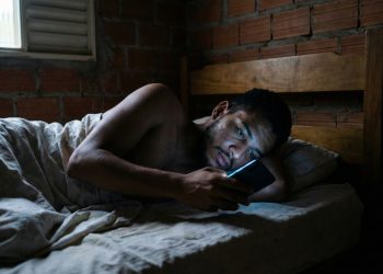 O truque da luz do celular que está roubando sua felicidade sem você perceber
