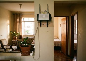 O macete do Roteador no lugar alto que faz o Wi-Fi parar de cair na hora do seu filme
