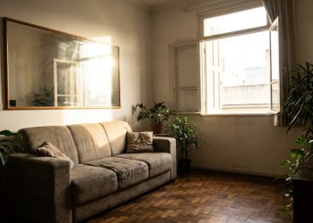 O truque dos espelhos posicionados do jeito certo para dobrar o tamanho da sala
