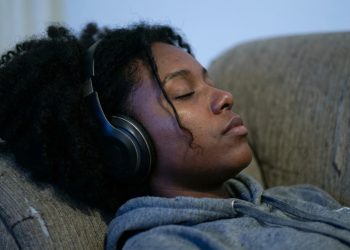 Ouvir música triste quando você está mal te cura, segundo a psicologia