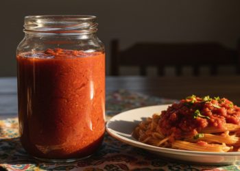 Parei de comprar molho de tomate depois que aprendi essa receita caseira de 5 minutos