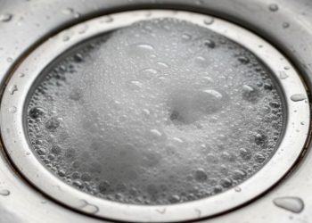 O truque do Bicarbonato com Vinagre para desentupir a pia da cozinha sem usar soda cáustica